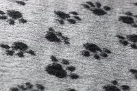 Меховой коврик для собак на нескользящей основе Bronte Glen, серый.