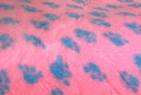 Меховой коврик для собак на нескользящей основе Bronte Glen, розовый.